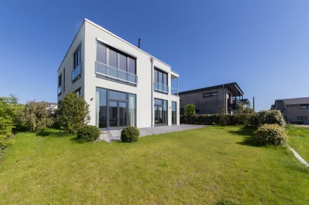 Rückansicht - Haus kaufen in Kappeln - Exklusive Villa im Modernen Stil|  Mit Schleiblick