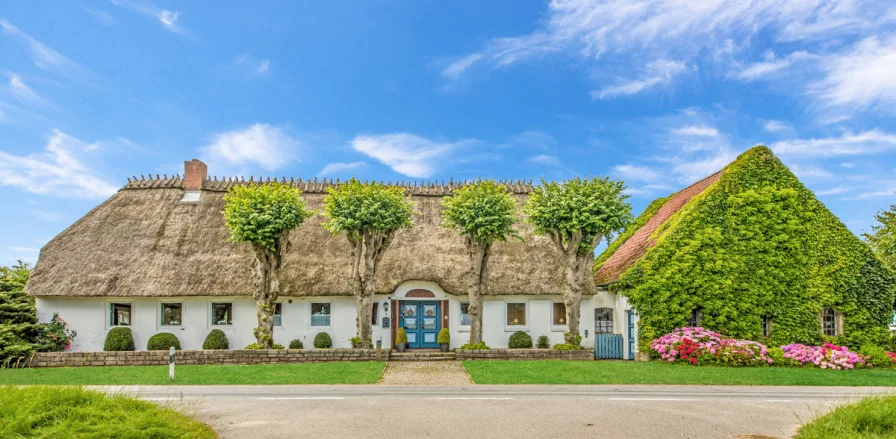  - Haus kaufen in Nottfeld - Historisches Reetdachhaus mit Obstgarten