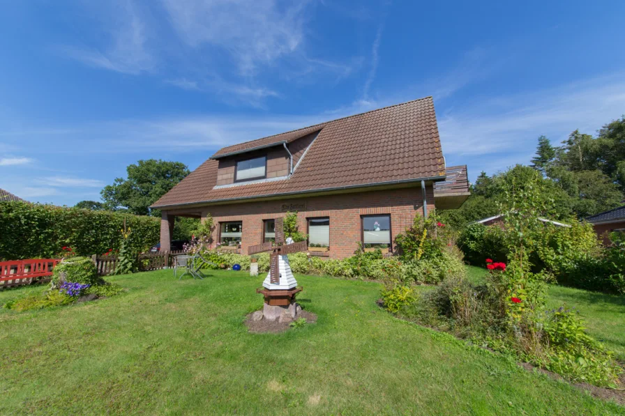 Frontansicht - Haus kaufen in Hasselberg - Zweifamilienhaus mit großem Gartenin Ostseenähe