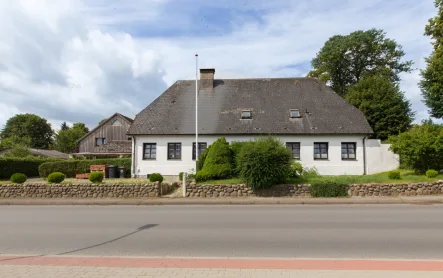 Frontansicht - Haus kaufen in Böel - Mehrfamilienhaus mit 4 Wohneinheiten & einer Gewerbefläche