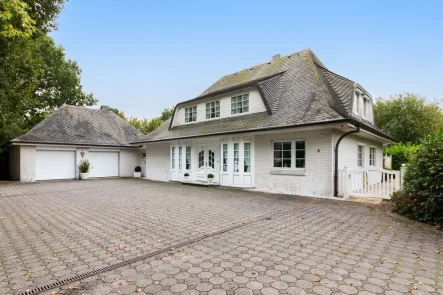 Außenansicht mit Doppelgarage - Haus mieten in Mohrkirch - Anwesen mit großem Garten - Hier wird es Ihnen an nichts fehlen!