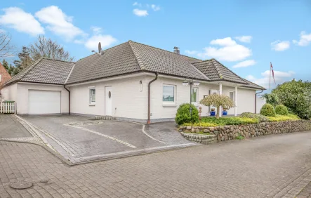  - Haus kaufen in Kappeln - Modernes Wohnparadies - Ebenerdig Wohnen mit Kamin, Garten und Garage