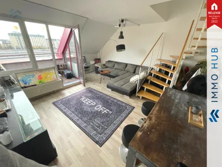 Wohnzimmer mit Loggia - Wohnung kaufen in Frankfurt am Main - ++ zentrale 3-Zimmer-Maisonette-Wohnung mit geringen Betriebskosten ++