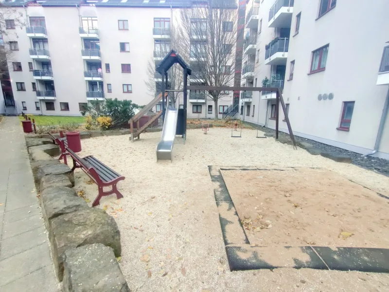 Spielplatz im geschützten Innenhof (privat)