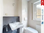 Bad mit Dusche und Fenster (2)