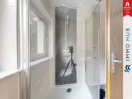 Bad mit Dusche und Fenster