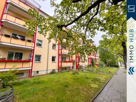 Hausansicht - Wohnung kaufen in Dresden - ++ Renoviert in 2022 - Vermietete 3 Zimmer-Wohnung in beliebter Lage ++