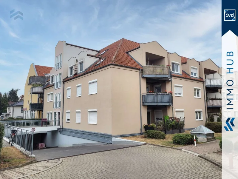 Hausansicht und Tiefgarageneinfahrt - Wohnung kaufen in Leipzig - ++ 4,1 % IST-Rendite, Tiefgaragenstellplatz, Parkettboden & Balkon ++