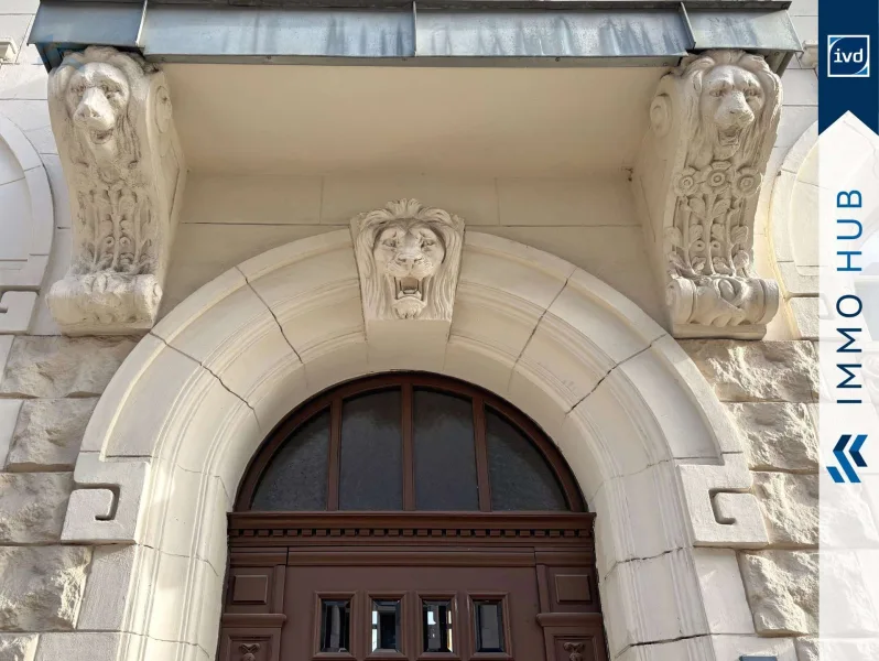 Details Fassade Kopie - Wohnung kaufen in Leipzig - ++ Vermietete 2-Zimmer-Wohnung mit historischem Flair und eigenem Garten ++