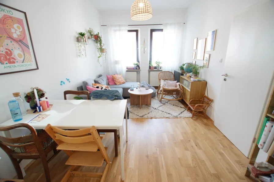 Wohnzimmer 1.0 - Wohnung mieten in Nürnberg - Modernisierte 3 Zimmer-Wohnung im charmanten Altbau einer urbanen ruhigen Wohnlage nähe Hauptbahnhof