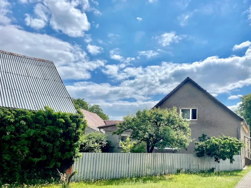 Hausansicht Straßenseite - Haus kaufen in Kasel-Golzig - Ein- oder Zweifamilienhaus mit viel Nebengelass und zahlreichen Nutzungsmöglichkeiten