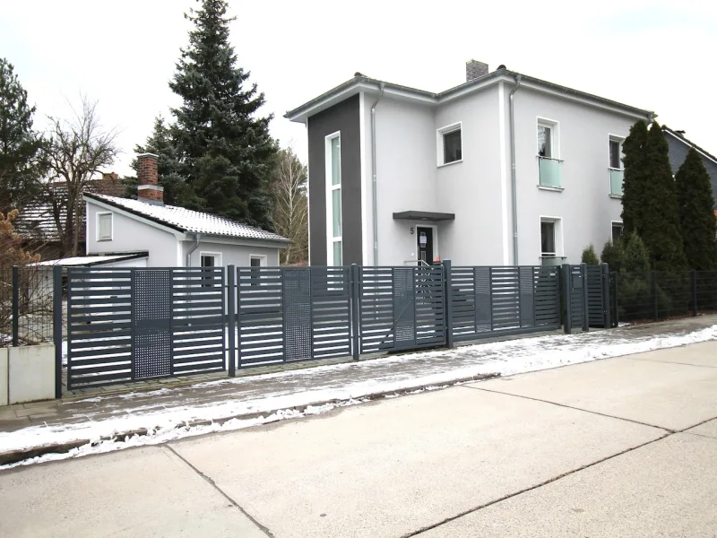 Straßenansicht - Haus mieten in Halbe - Moderne Stadtvilla zur Miete: komplett oder zwei separate Wohnungen