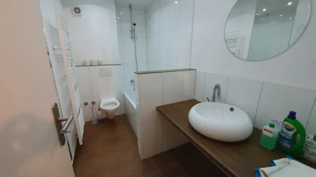 Badezimmer - Wohnung kaufen in Mönchengladbach - Provisionsfreie Dachgeschosswohnung in Mönchengladbach – Lukrative Kapitalanlage mit Potenzial!