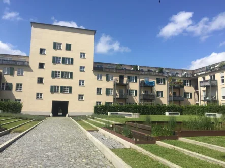 Wohnen im Turm - Zinshaus/Renditeobjekt kaufen in Augsburg - Großzügige 2 ZKnB Wohnungen in kernsaniertem Denkmalschutzgebäude "Birkenhof" 