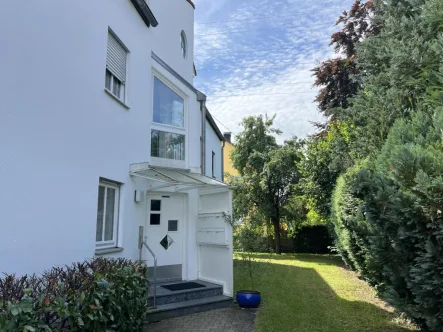 Hauseingang - Wohnung mieten in Stadtbergen - Attraktive 2 ZKB mit Süd-Balkon in Stadtbergen - günstig zur Uni-Klinik