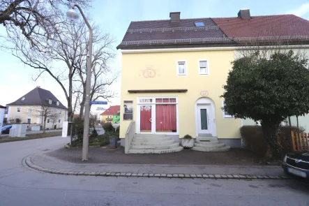 Ansicht West, Zugang EG Whg. - Haus kaufen in Mindelheim - Modernisierte Haushälfte mit zeitlosem Charme