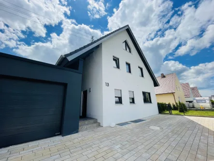 Außenansicht Stellplatz - Haus kaufen in Memmingen - Viel Platz für die ganze Familie!