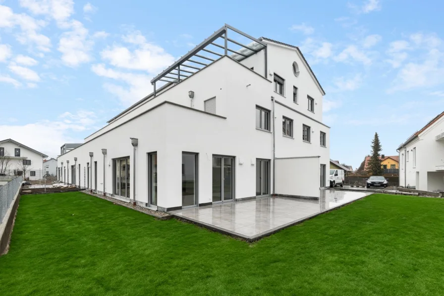 Hausaußenansicht - Wohnung kaufen in Wehringen - Moderne 3-ZKB im EG mit Terrasse, Garten + Aufzug (KfW55-Standard)