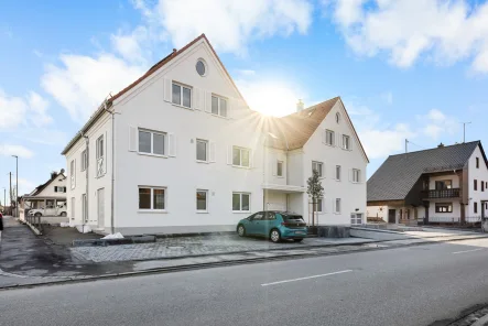 Außenansicht - Wohnung kaufen in Wehringen - Moderne 3-Zimmer-Wohnung mit Balkon und Aufzug nach KfW55-Standard