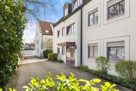 Hauseingang - Wohnung kaufen in Augsburg / Haunstetten - Ruhige 2-ZKB Maisonette mit Süd-Loggia in A-Haunstetten