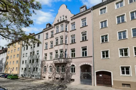 Hausansicht - Wohnung mieten in Augsburg - Für Altbau-Liebhaber! Frisch renovierte 4-ZKB in Jakobervorstadt-Süd