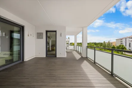 Terrasse (Loggia) mit neuwertigen Terrassenbelag - Wohnung kaufen in Augsburg / Göggingen - Exquisite, neuwertige 3-Zimmer-Wohnung in Göggingen - Perfekt für Ihre gehobenen Ansprüche