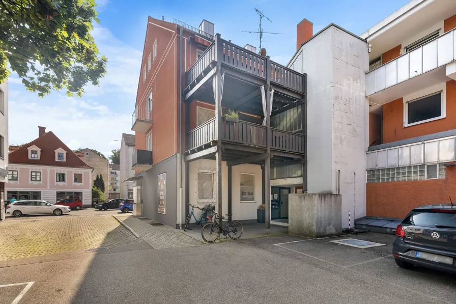 Hausansicht vom Innenhof mit Blick auf Terrasse