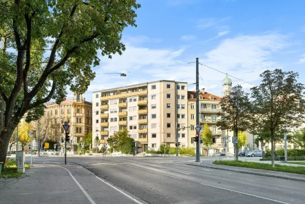 Hausansicht - Wohnung kaufen in Augsburg - Großzügige 4-ZKB-Wohnung mit Balkon und traumhaftem Weitblick über Augsburg