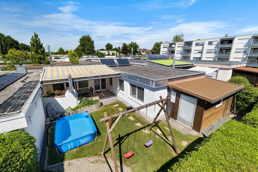 Gartenansicht, Südseite mit modernen Dach - Haus kaufen in Friedberg - ZENTRAL IN FRIEDBERG: Schöner, moderner Bungalow in ruhigem Wohngebiet