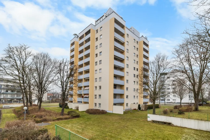 Hausansicht - Wohnung mieten in Neusäß - Helle 3-Zimmer-Wohnung mit Balkon in Neusäß nahe Uniklinik!