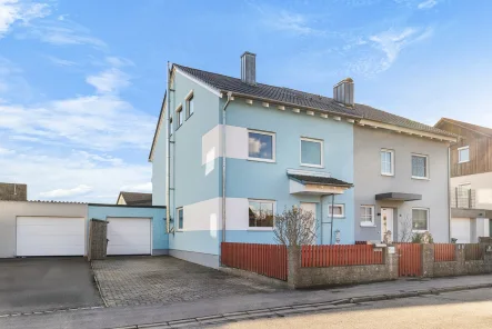 Außenansicht - Haus kaufen in Schmiechen - DHH mit traumhaftem Garten in Schmiechen - Ideal für Familien und Pendler!