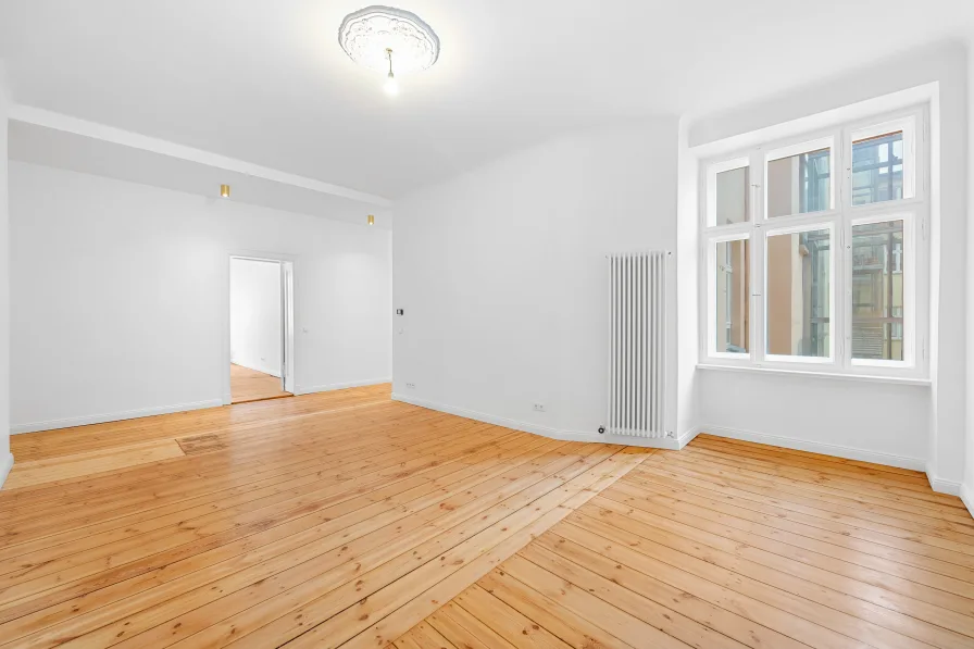 Wohnzimmer - Wohnung kaufen in Berlin - Wunderschöner Altbau (bezugsfrei) Balkon & Fahrstuhl im Prenzlauer Berg für Singels & Paare