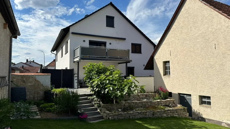 Rückseite mit schöner Terrasse - Haus kaufen in Linsengericht - Top modernes 2-Familienhaus mit Scheune - Perfektion in jedem Detail!