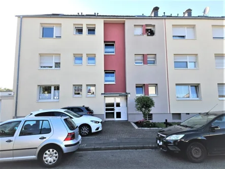 Hausansicht - Wohnung kaufen in Leverkusen - Exklusive Dachgeschosswohnung mit Süd-West Balkon - Großzügig und modern gestaltet!