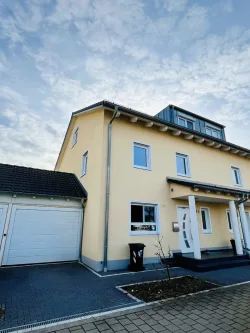 Ansicht2 - Haus mieten in Königsbrunn - ***Familienparadies in top Lage: traumhafte DHH mit Wintergarten, Outdoorküche und schönem Garten***