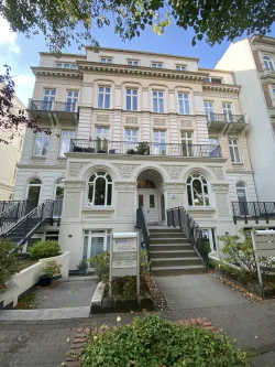 Hausansicht - Wohnung kaufen in Hamburg - Bestlage: Modernisierte Altbauwohnung mit Kamin in der schönsten Wohnlage von Hamburg