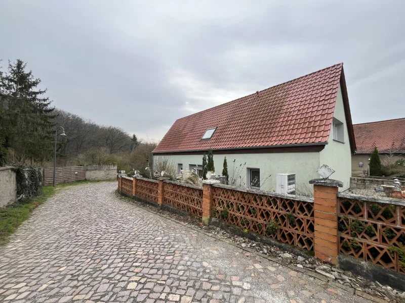 Außenansicht  - Haus kaufen in Eckartsberga - Gemütliches Einfamilienhaus mit Photovoltaikanlage, Wärmepumpe & Sauna!