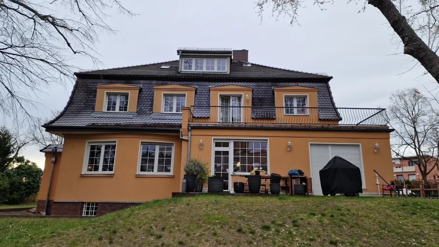 Terrassenansicht - Haus kaufen in Berlin - Große Villa mit 11 Zimmer und 4 Stellplätzen - Traumhaft viel Platz!