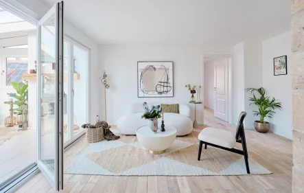 Wohnzimmer - Wohnung kaufen in Sindelfingen - Exklusives Wohnjuwel: Traumhafte 3-Zimmerwohnung mit Wintergarten und Dachterrasse