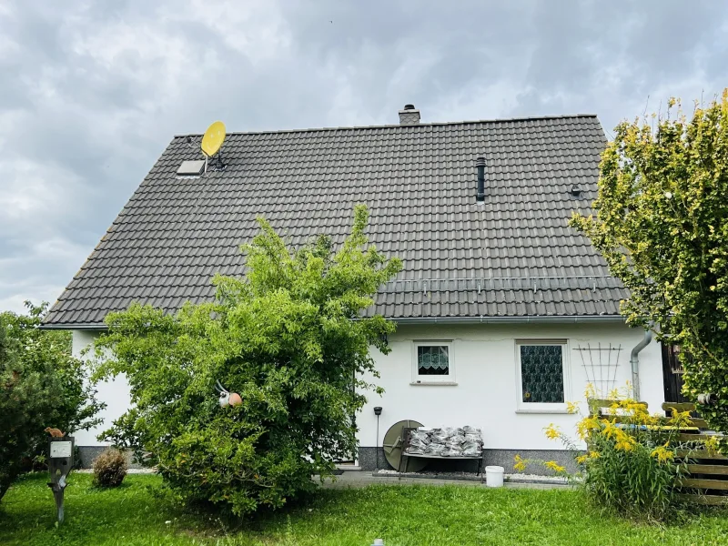 Vorderansicht - Haus kaufen in Frohburg - Traumhaftes Einfamilienhaus mit Garten in ruhiger sonniger Lage