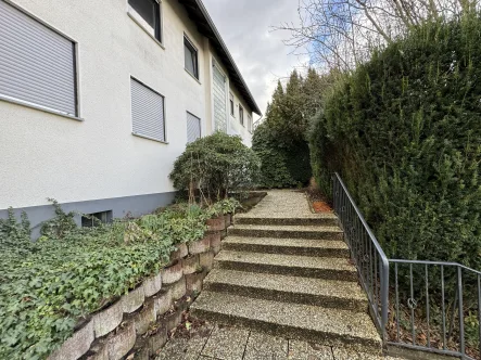Front - Wohnung kaufen in Odenthal - Bezugsfreie 3 Zimmer Wohnung mit Balkon und Gartennutzung - Odenthal Glöbusch