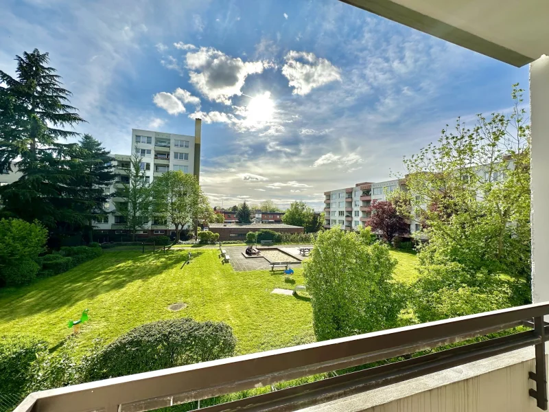 Ausblick Loggia - Wohnung kaufen in Köln - 84 m2 275 € Hausgeld! Barrierearme ETW + West-Loggia. 3,5 Z. mit Aufzug, Stellplatz & Rheinnähe.