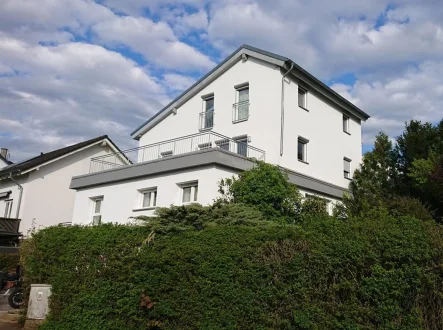 Strassenansicht_Garten - Wohnung kaufen in Waldalgesheim - Moderne und energieeffiziente Maisonettewohnung in ruhiger, naturnaher Umgebung