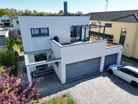 Hausansicht - Haus kaufen in Steinbach (Taunus) - Exklusives Architekten Einfamilienhaus mit Einliegerwohnung, 3 Garagen, PV Anlage und Kamin