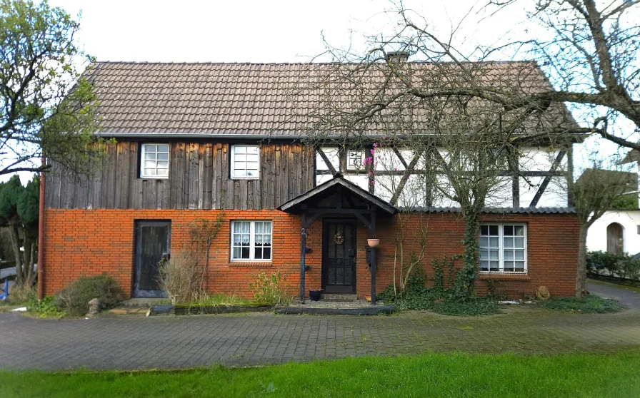 Titelbild - Haus kaufen in Hennef (Sieg) - Verwunschenes Einfamilienhaus mit Sanierungsbedarf und großem Potential