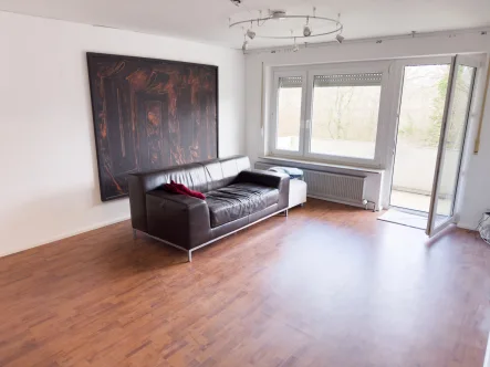 Wohnzimmer - Wohnung kaufen in Metzingen - 2,5 Zi-Wohnung mit Balkon und Loggia in ruhiger Lage von Metzingen!