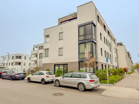 Hausansicht - Wohnung kaufen in Kornwestheim - Pattonville's verwandlungsfähiges Gewerbeobjekt mit Wohnpotenzial – Moderner Komfort in bester Lage!