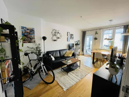 Wohnzimmer - Wohnung kaufen in Hamburg - Modernisierte Etagenwohnung mit Balkon im sanierten Altbau