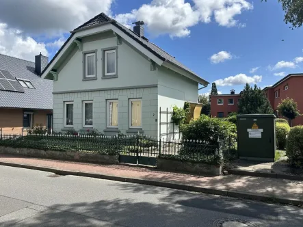 Hausansicht - Haus kaufen in Horst - *Provisionsfrei* - Sanierungsbedürftiges EFH mit historischer Fassade und neuem Dach