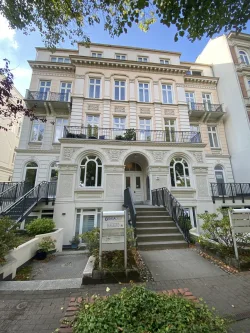Hausansicht - Wohnung kaufen in Hamburg - Modernisierte Altbauwohnung mit Kamin und luxuriöser Endetage!